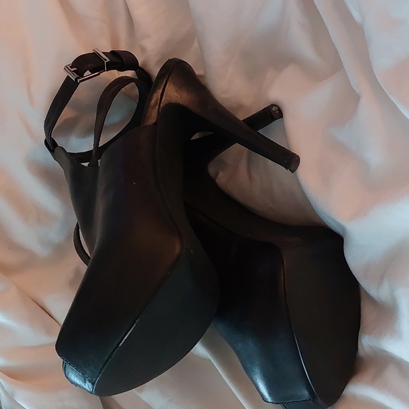 BCBG open toe boots - Picture 2 of 10